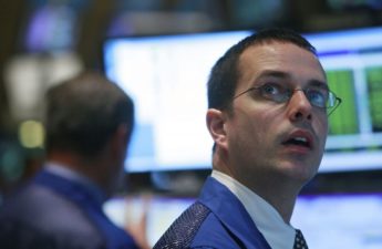 NEW YORK - APRIL 29: Traders work on the floor of the New York Stock Exchange moments before the Federal Reserve announcement on interest rates April 29, 2009 in New York City. The Fed left the federal funds rate unchanged at at 0% to 0.25%. (Photo by Mario Tama/Getty Images)