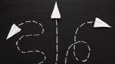 The paper planes, one going straight and the others faltering, indicating strong competition between airlines