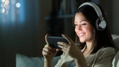 woman watching netflix on her phone